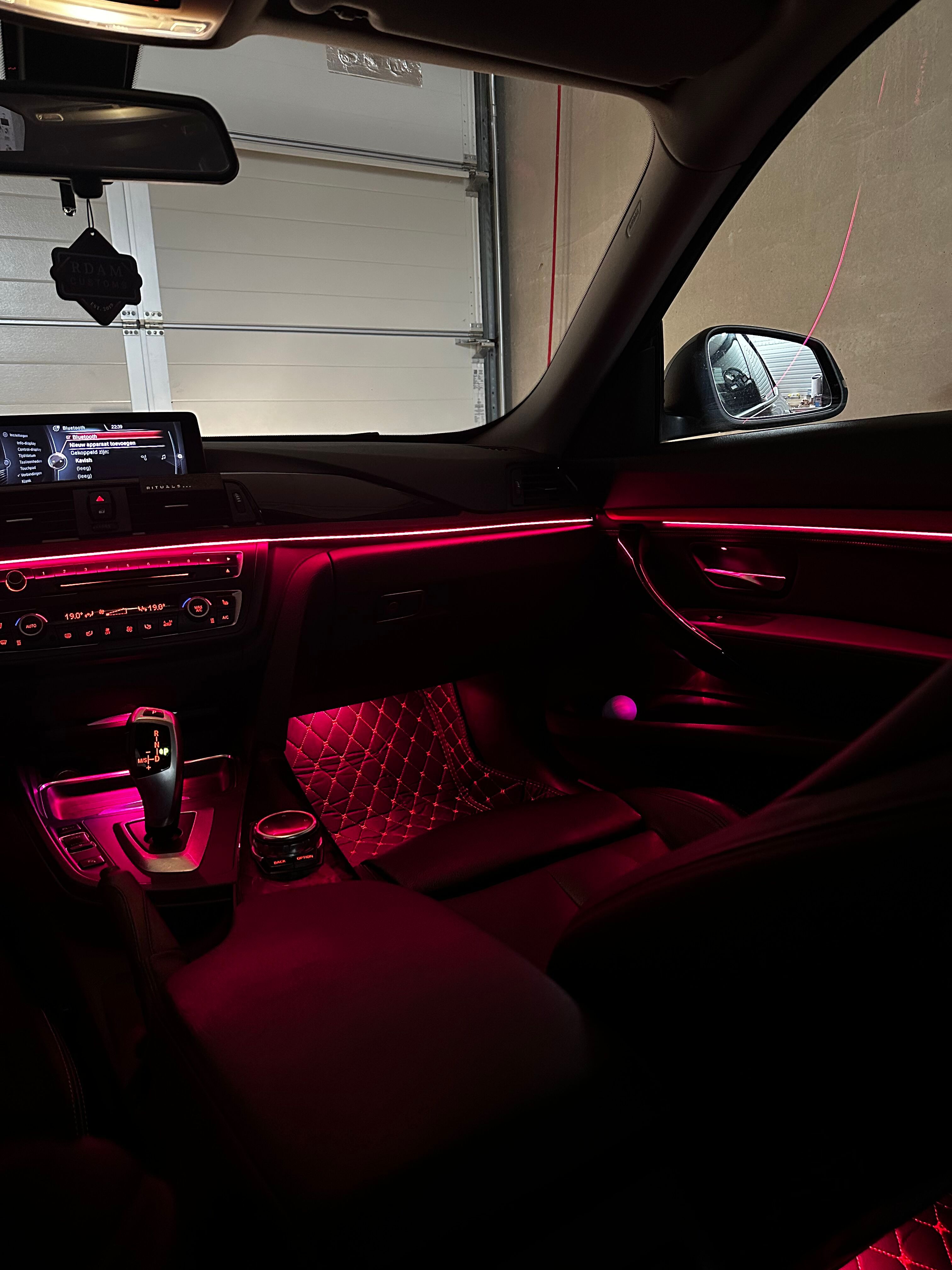 Ambient lighting project in auto-interieur door Rdam Customs Rotterdam