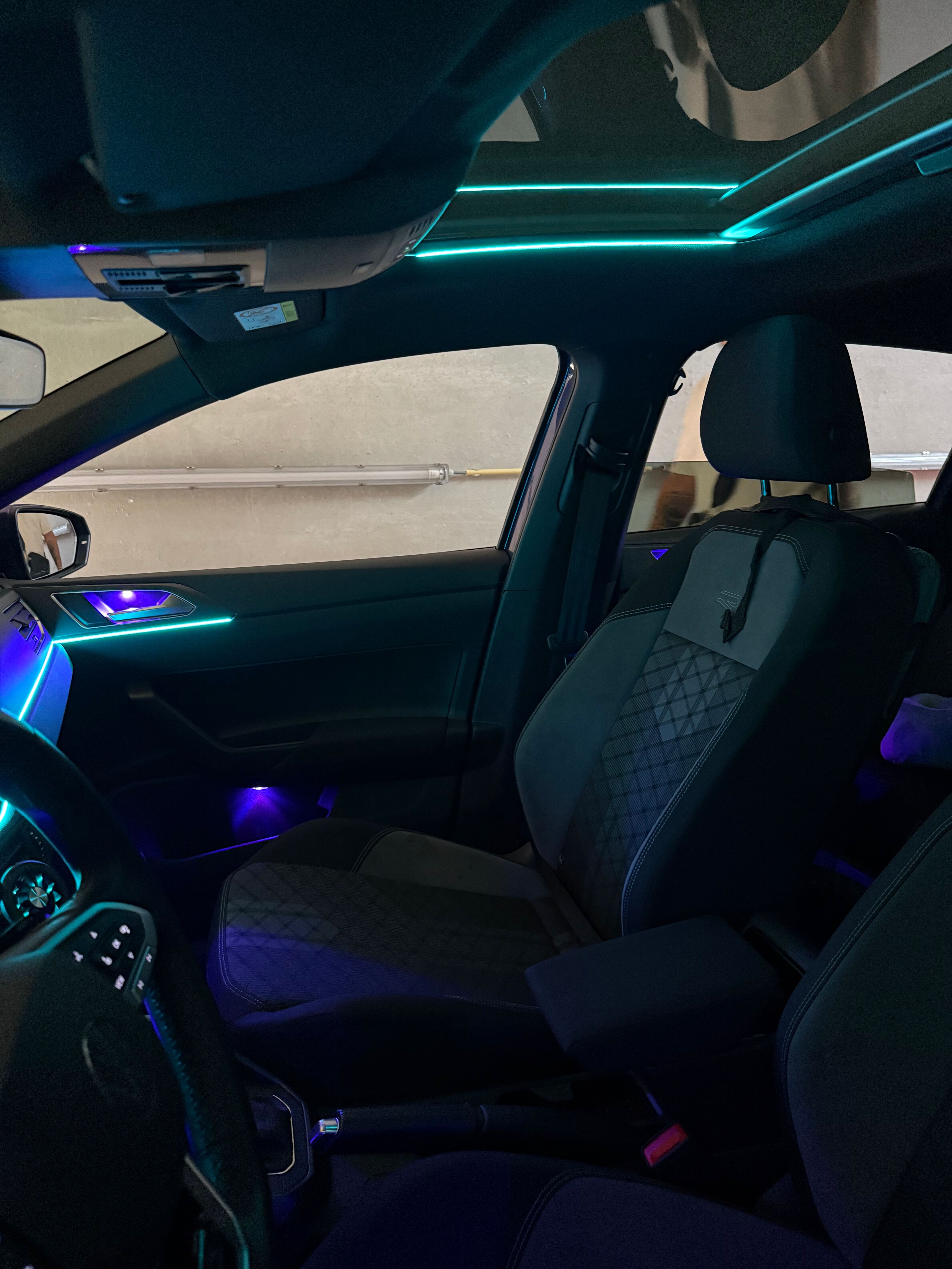 Sfeerverlichting installatie in voertuig door Rdam Customs Rotterdam